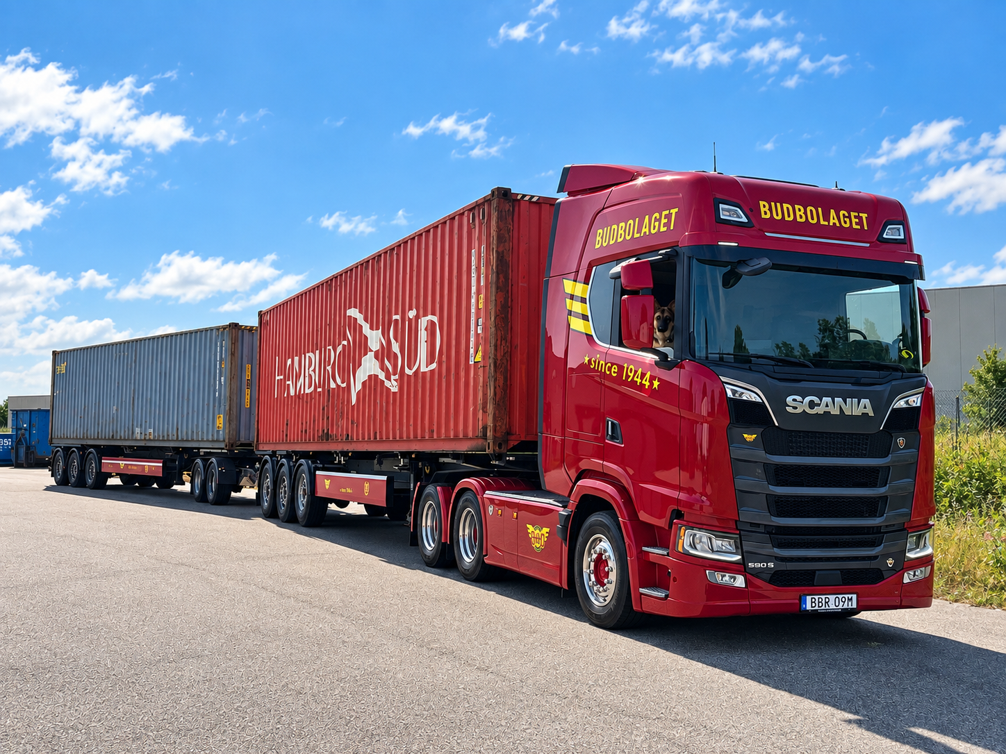 Budbolagets röda lastbil med två containersläp